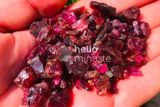 lal-tasi-dogal-cakra-tasi-elde-min kırmızı lal tasi dogal cakra tasi elde