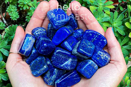 lapis lazuli tasi tamburlanmis avucta dis cekim min