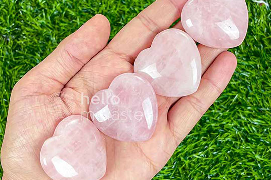 pembe kuvars taşı doğal taş kalp şeklinde