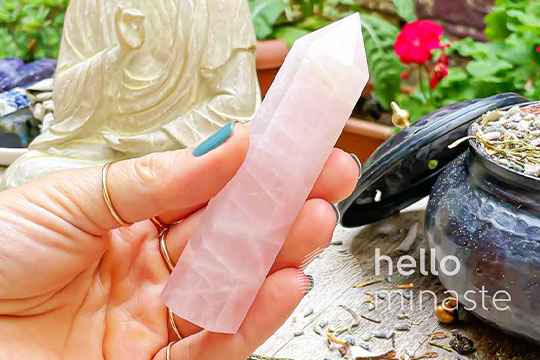 pembe kuvars taşı doğal taş enerji kulesi sivri uçlu dikey