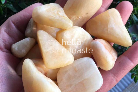 Yeşim Taşı Özellikleri ve Faydaları 3 sarı ham yeşim taşı doğal taş
