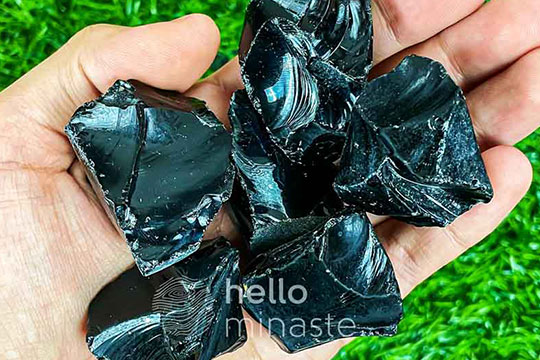 Obsidyen Doğal Taş Özellikleri ve Faydaları 2 ham obsidyen taşı elde doğal taş