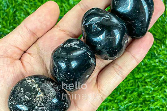 Oniks Taşı Özellikleri ve Faydaları • Uyum Taşı (Onyx) 2 siyah oniks taşı doğal taş elde tamburlanmış